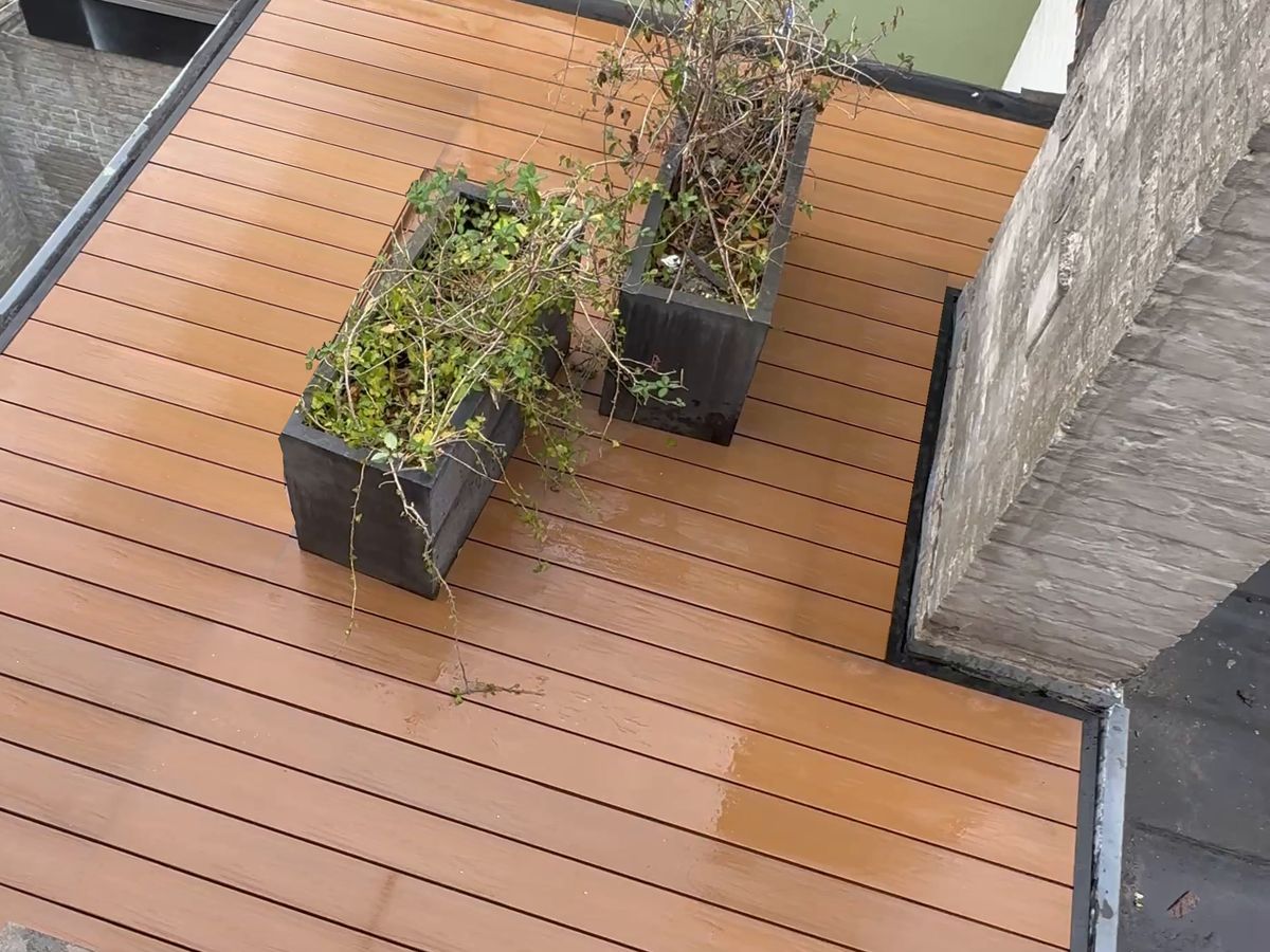 Afgewerkt dakterras in een binnenkoer, op maat gelegd rond de schoorsteen