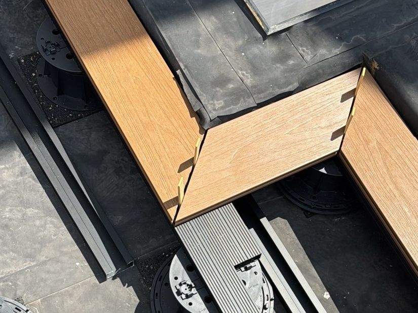 Detail van de draagstructuur en de kantplank van een dakterras, met de dakbedekking en de afwerkrand