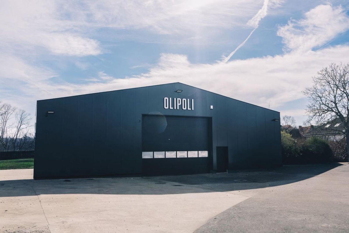 Overzicht van de OliPoli-hal met de omgeving