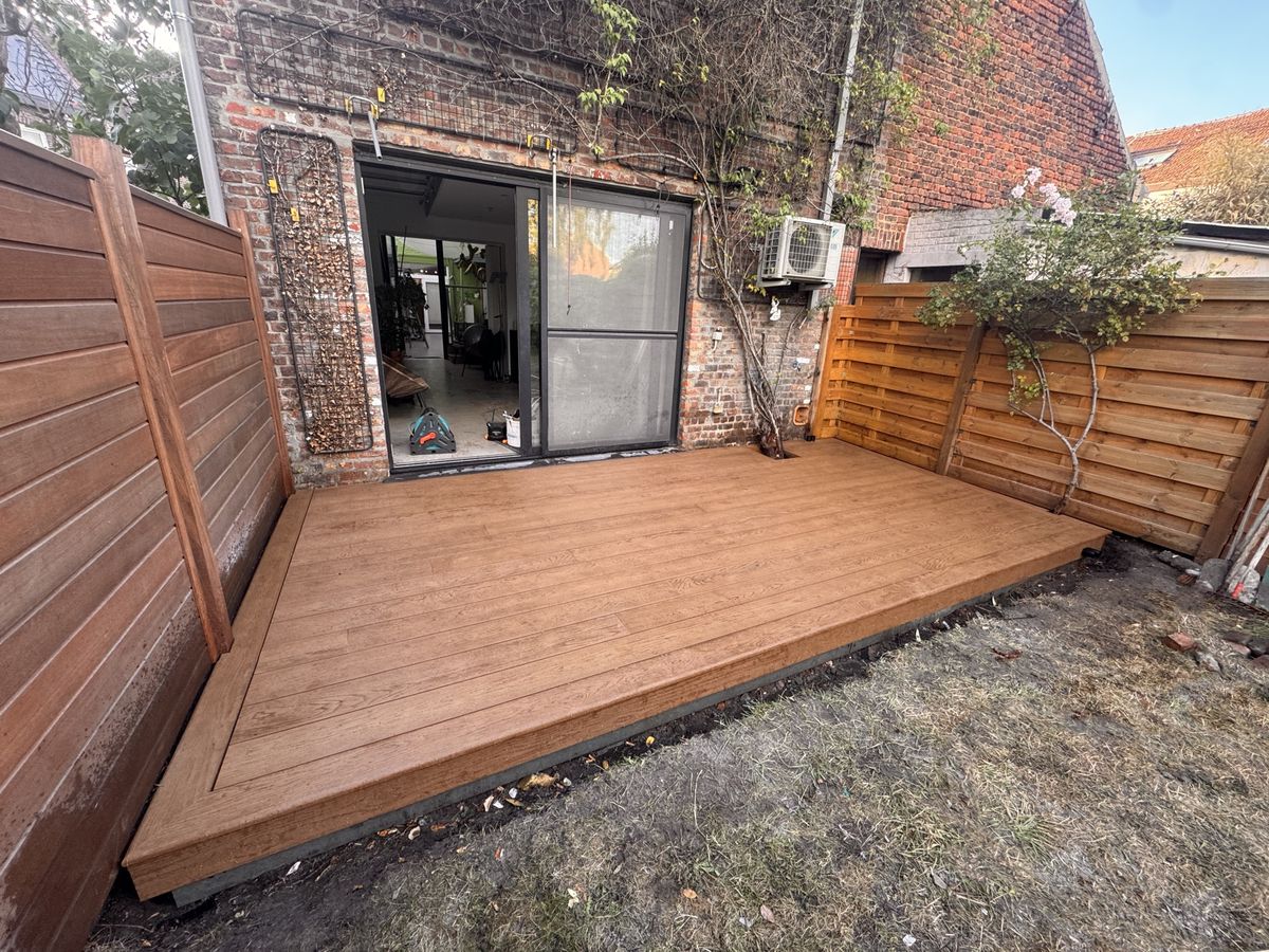 Afgewerkt terras in Millboard-planken in een tuin in Leuven