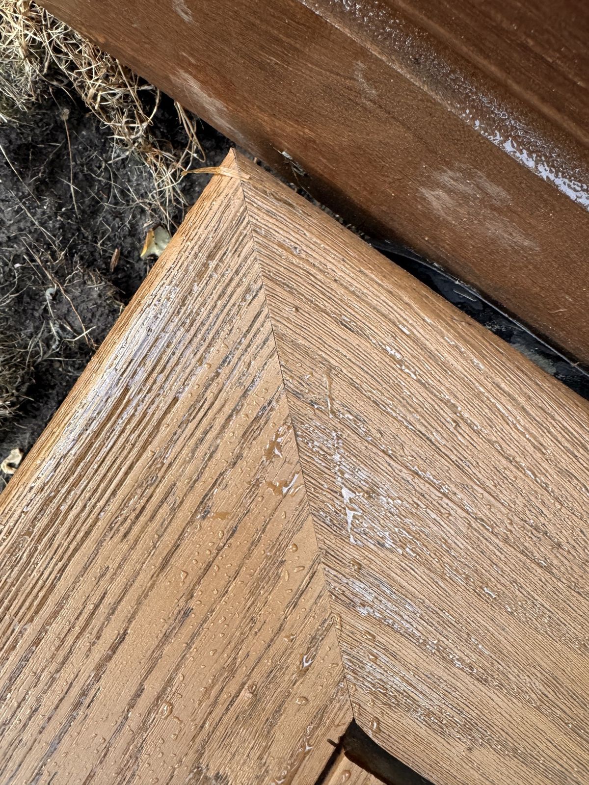 Detail van een hoek in verstek in Millboard-planken