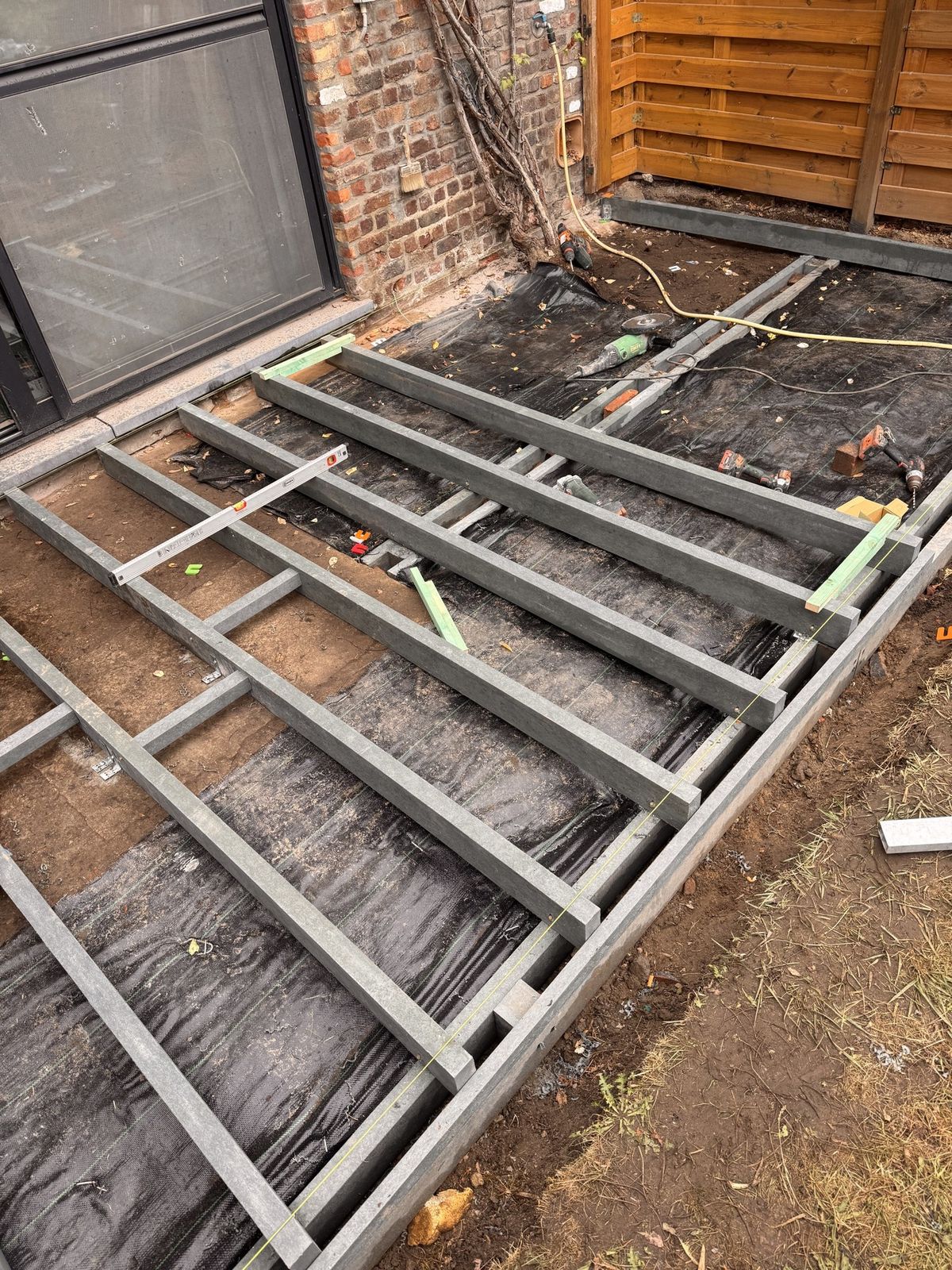 Draagstructuur van een terras boven het worteldoek