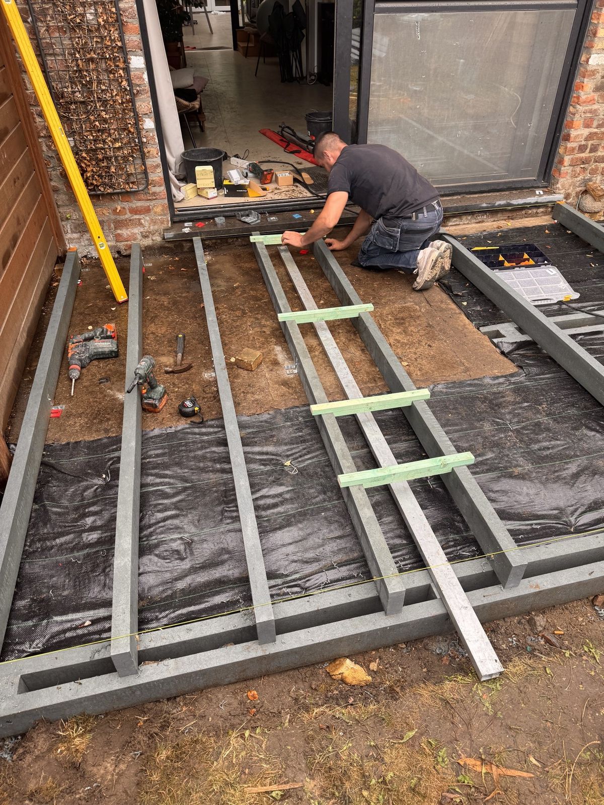 Onze vakman plaatst de draagstructuur op het worteldoek