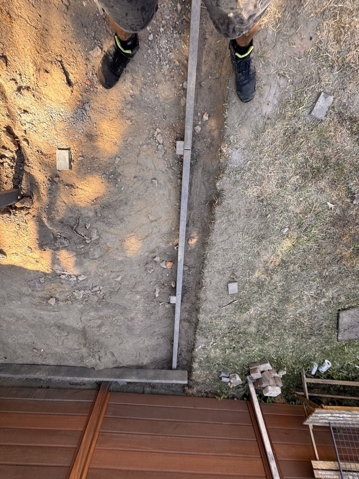 Uitzetten van de fundering voor een terras op de grond