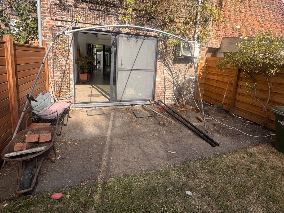 De tuin vóór de werken, met een oude betonnen strook voor de woning