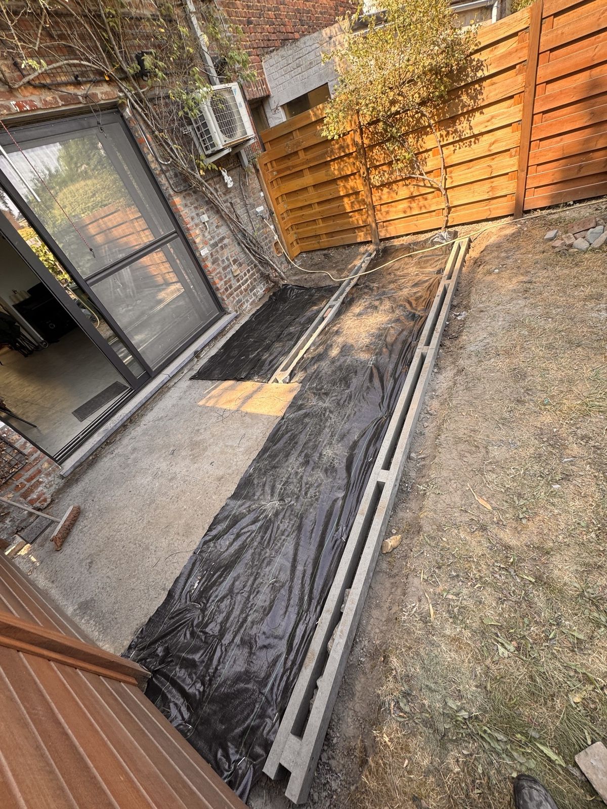 Worteldoek op de ondergrond langs de woning