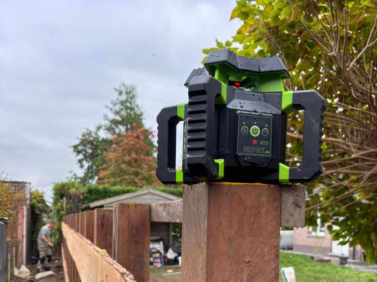De palen worden met een laser op hoogte en in lijn gezet